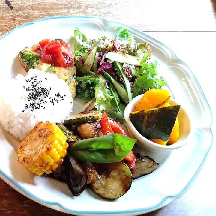 野菜がたっぷりのった水色リムのワンプレート